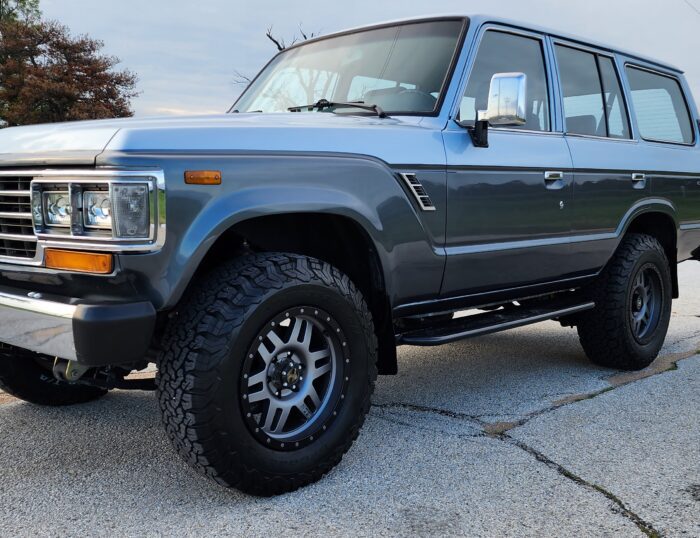 1989 Toyota FJ62 Land Cruiser two-tone front three-quarter view