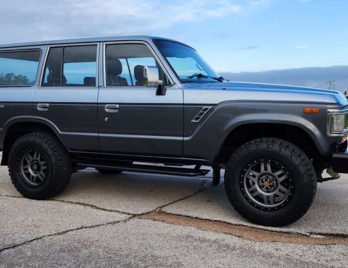1989 Toyota FJ62 Land Cruiser two-tone exterior side profile