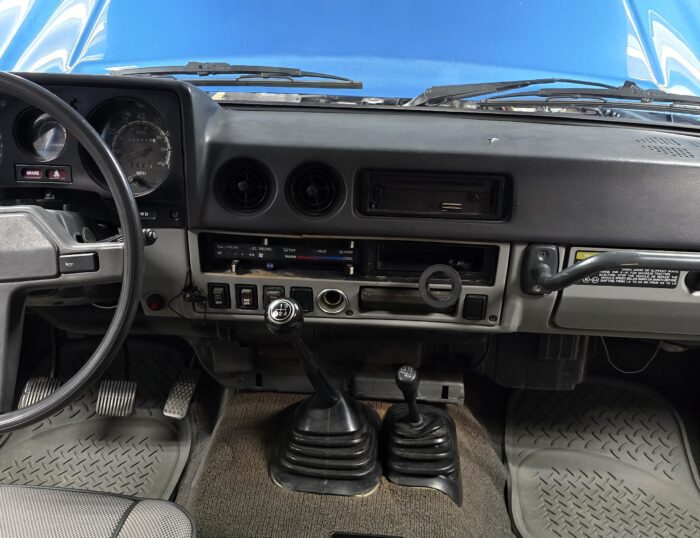 1984 Toyota Land Cruiser FJ60 dashboard and gauges